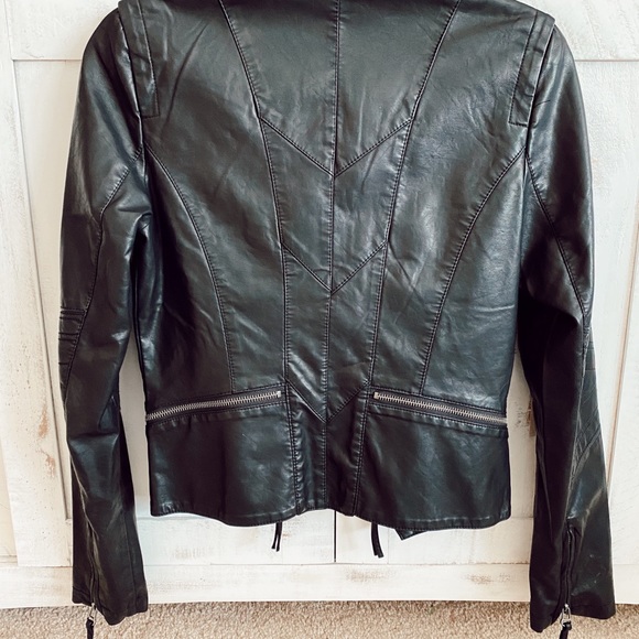 Lulus Black vegan leather jacket - Picture 6 of 6